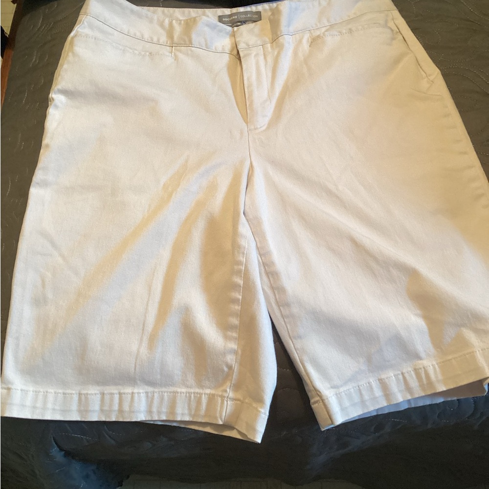 Ladies Dockers Collection khaki shorts, size 12